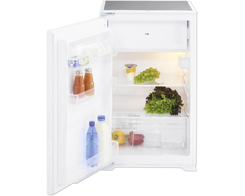 Bílá chladnička s otevřenými dveřmi a potravinami