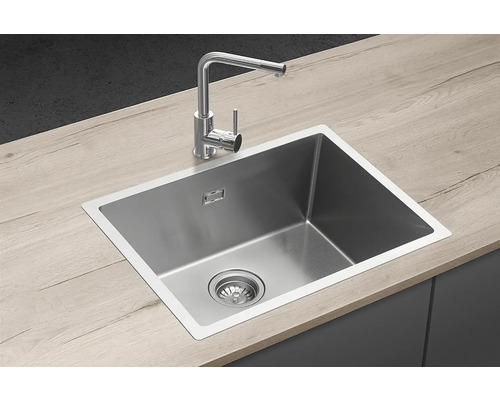 Nerezový dřez s vodovodní baterií na pracovní desce