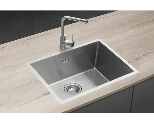 Nerezový dřez s baterií na pracovní desce