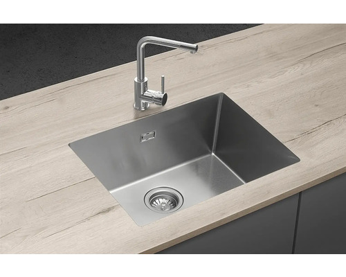 Nerezový dřez s baterií na pracovní desce