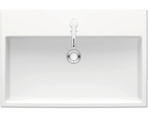 Pohled shora na keramické umyvadlo s baterií