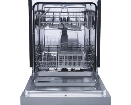 Otevřená myčka s koši na nádobí