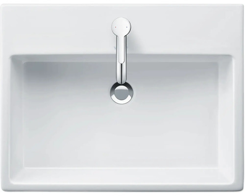 Pohled shora na obdélníkové umyvadlo s baterií