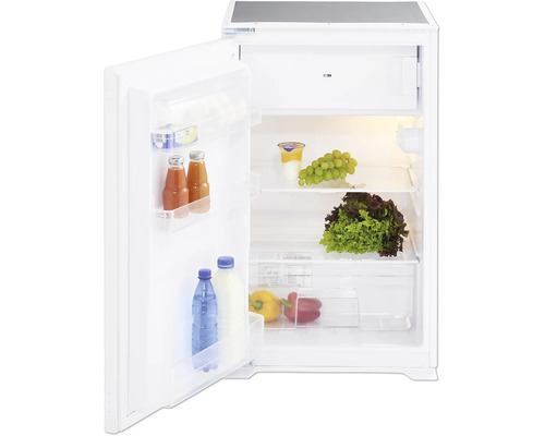 Otevřená bílá lednice plná potravin