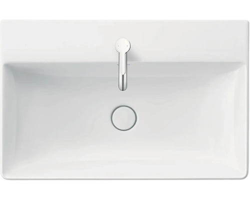 Pohled shora na obdélníkové umyvadlo s baterií