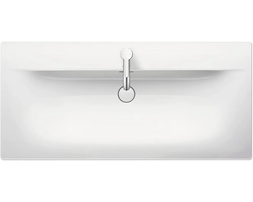 Pohled shora na vanu s vodovodní baterií