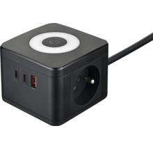 Černá napájecí kostka se zásuvkami a USB porty