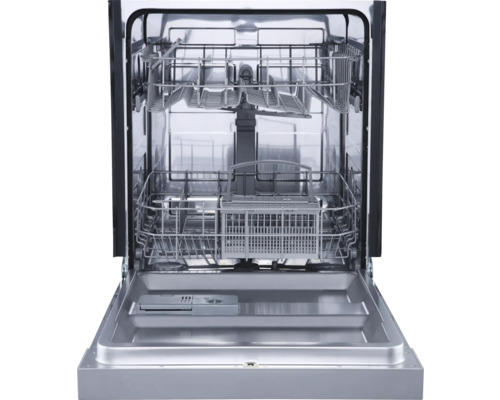 Otevřená myčka nádobí s koši na nádobí