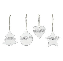 Vánoční strom, koule, srdce a hvězda jako ozdoby na vánoční stromek