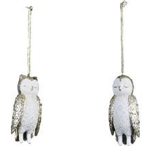 Dvě závěsné soví dekorace pro sezónní dekorace.