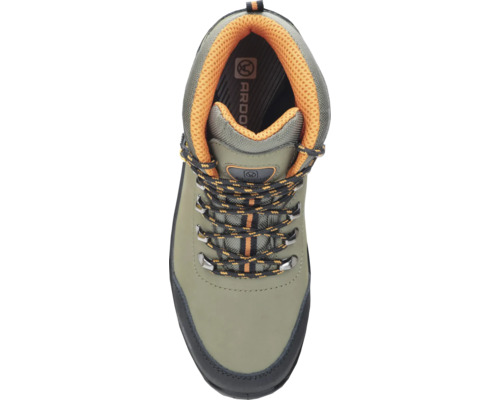 Pohled shora na outdoorovou obuv se tkanickami