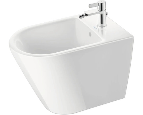 Bílé závěsné bidet s baterií do koupelny.