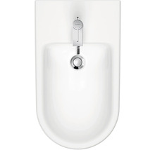 Pohled shora na bílý bidet s kohoutkem