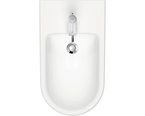 Pohled shora na bílý bidet s kohoutkem