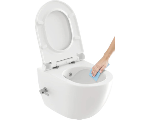 Závěsný bidet s otevřeným víkem a rukou, která jej čistí hadříkem
