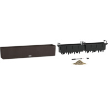 Hnědý truhlík s zavlažovacím systémem a příslušenstvím