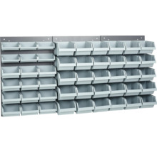Nástěnný regál s šedými úložnými boxy pro organizaci nářadí
