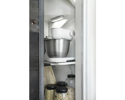 Kuchyňská skříňka s kuchyňským robotem, zavařovacími sklenicemi a vnitřním osvětlením