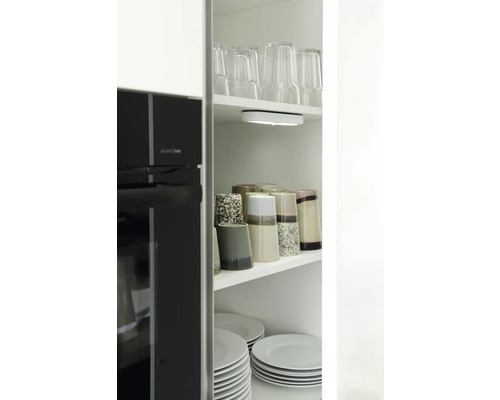 Kuchyňská skříňka s nádobím, hrnky a světlem pod skříňku