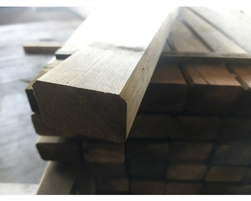 Dřevěné trámy naskládané na sobě