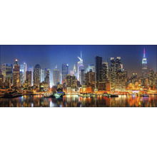 Panoráma New Yorku v noci s mnoha mrakodrapy a jasným osvětlením