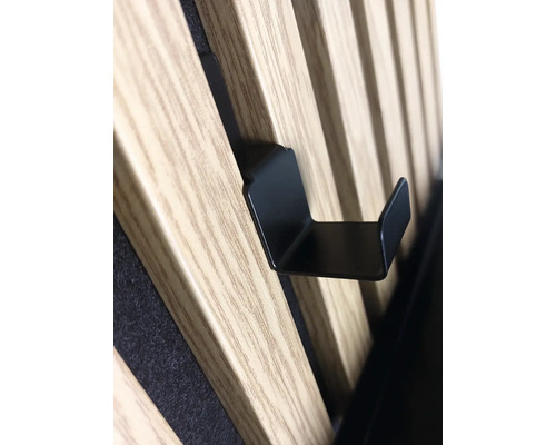 Detail černého závěsu na dřevěném panelu