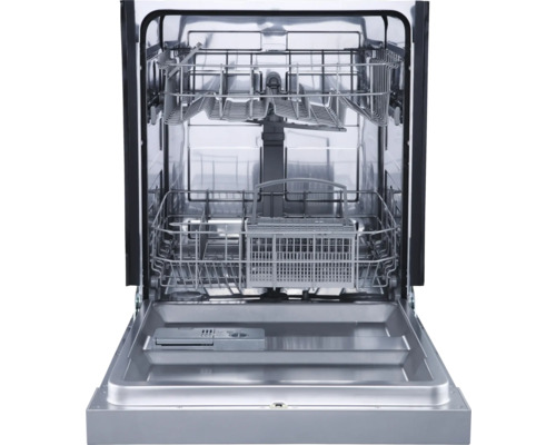 Otevřená myčka nádobí s vnitřním prostorem a koši