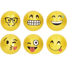Žluté emoji míče s různými výrazy obličeje jako dekorační předměty