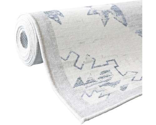 Srolovaný koberec se vzorem