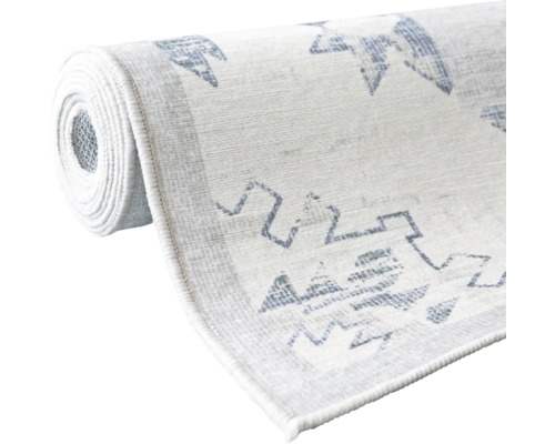 Srolovaný koberec se vzorem