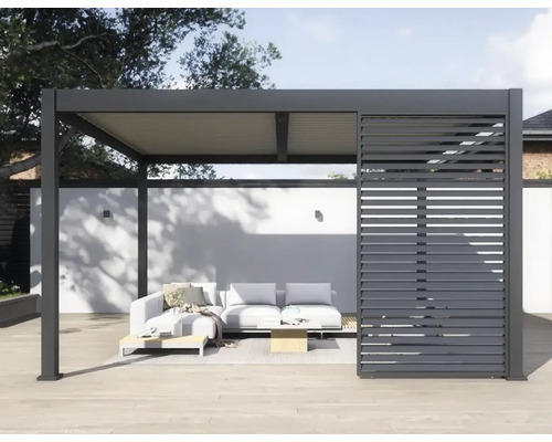 Hliníkový altán s lamelovou stěnou a sedací soupravou v zahradě.