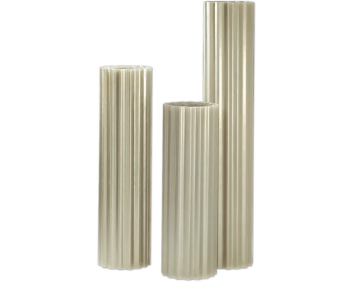 Tři žebrované sloupové svíčky různých výšek