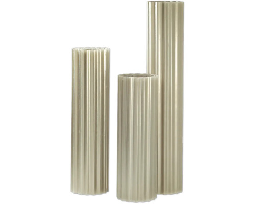 Tři žebrované sloupové svíčky různých výšek