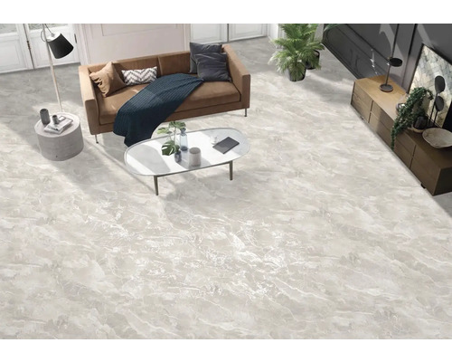 Světlý obývací pokoj s podlahovými dlaždicemi se vzhledem mramoru, pohovkou a konferenčním stolkem