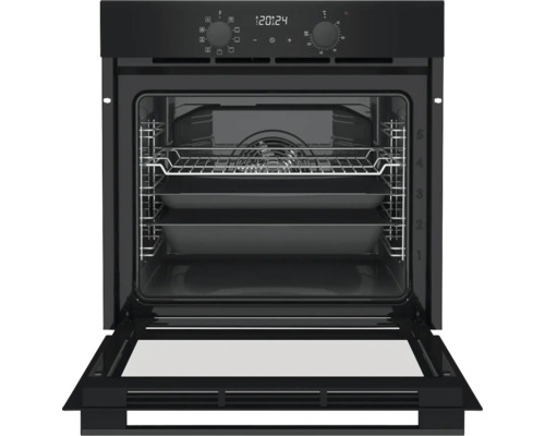 Otevřená černá vestavná trouba s několika úrovněmi zasunutí a digitálním displejem