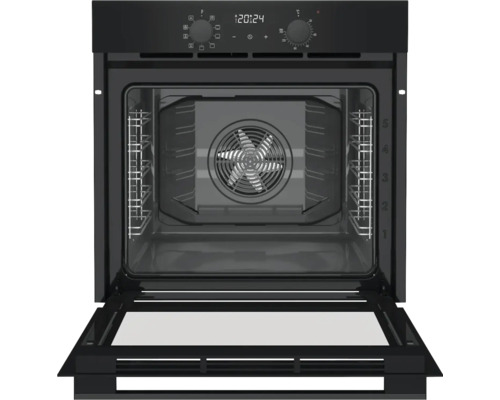 Černá trouba s otevřenými dvířky, vnitřek s ventilátorem a úrovněmi zasunutí