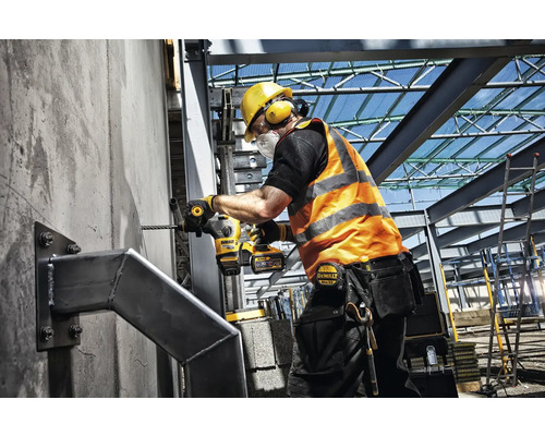 Stavební dělník pracuje s vrtacím kladivem na staveništi