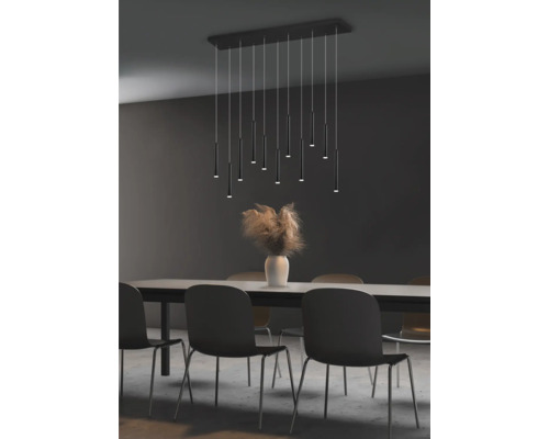 Jídelní stůl se židlemi a závěsné svítidlo s více světly