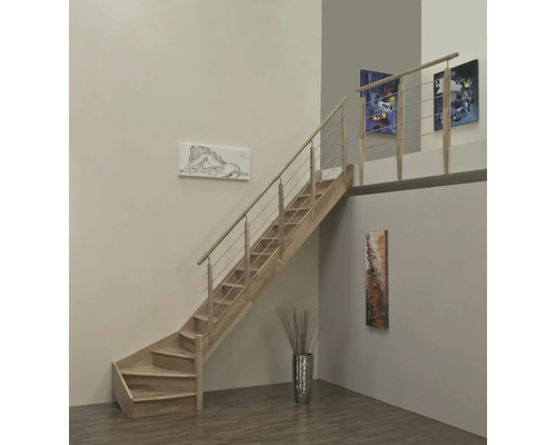 Dřevěné schodiště s nerezovým zábradlím v obývacím pokoji