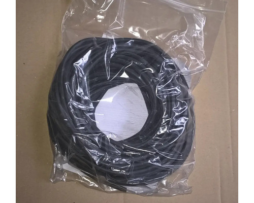 Černý těsnicí pásek srolovaný v plastovém obalu