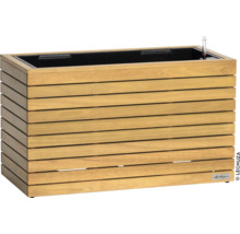 Dřevěný truhlík se zavlažovacím systémem