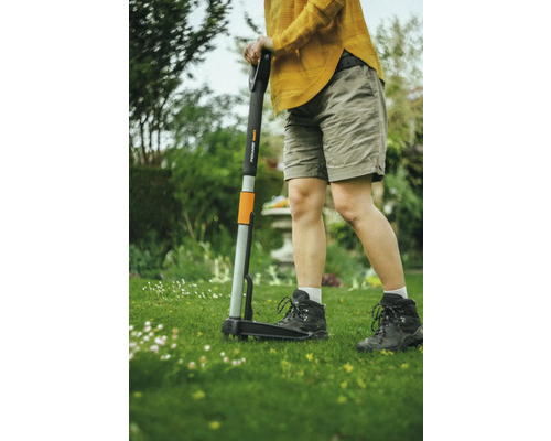 Zahrada s vytrhávačem plevele v provozu.