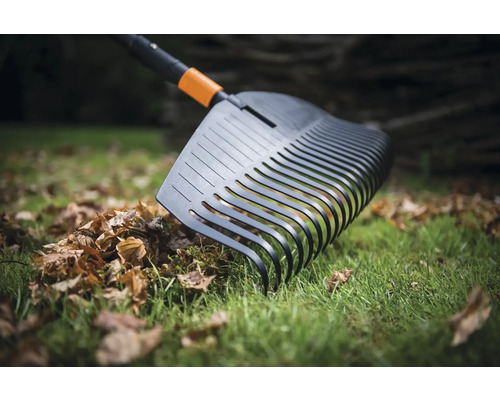 Zahradní hrábě na shrabování listí na trávníku