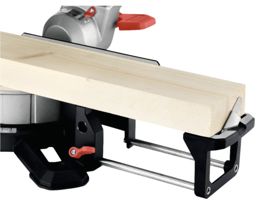 Pokosová pila s kusem dřeva