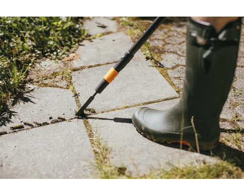 Čistič spár v provozu na dlažebních kostkách s gumovou botou