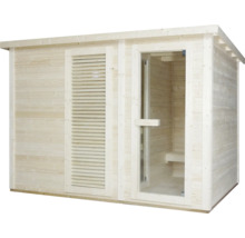 Dřevěná sauna se skleněnými dveřmi a ventilačním prvkem do zahrady