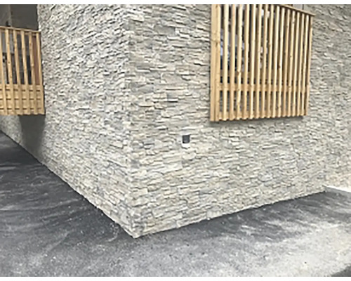 Vnější pohled na dům s fasádou z imitace přírodního kamene