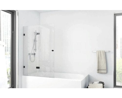 Koupelna s vanovou zástěnou ze skla a držákem na ručníky