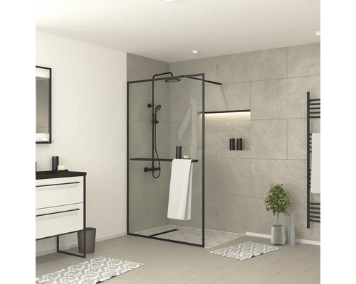 Walk In Aurlane Dark Edge Shelf 120 cm barva rámu černá dekor skla čiré sklo Moderní koupelna s bezbariérovým sprchovým koutem, umyvadlem a radiátorem
