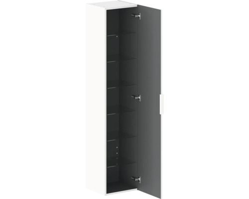 Otevřená vysoká skříň s policemi